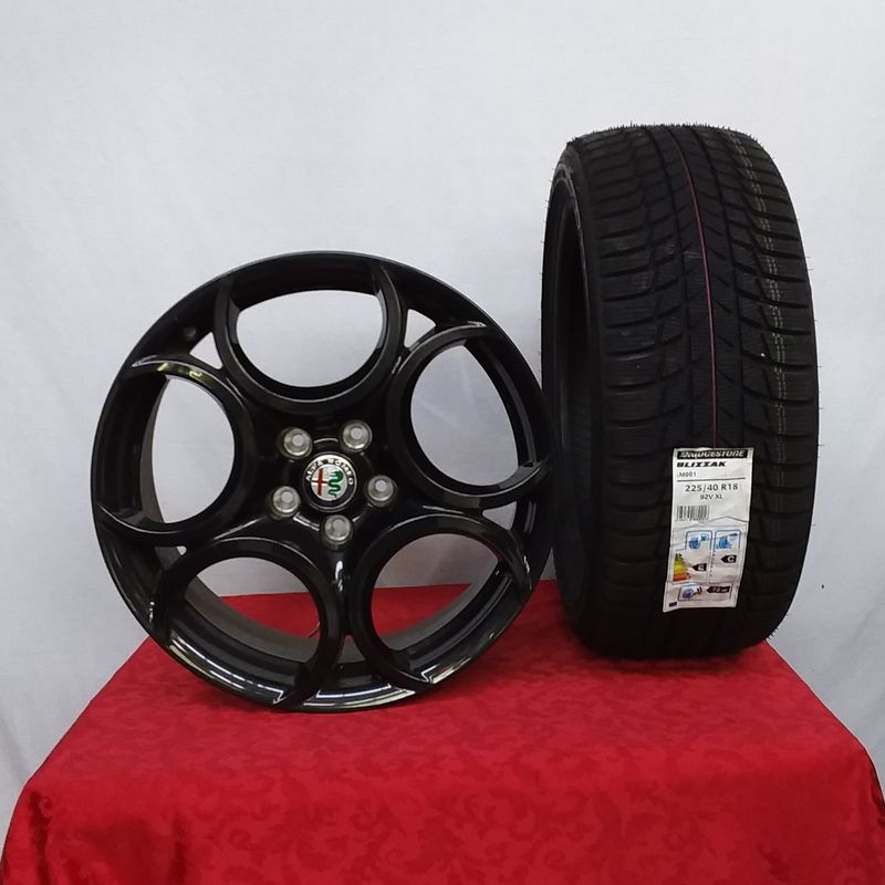 Cerchi 18 Alfa Romeo Originale 5C Nero Lucido e Pneumatici Bridgestone 225  40 - Fiorini Gomme